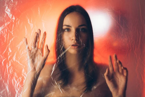 Protección de la mujer desenfocado retrato mujer neón rojo —  Fotos de Stock