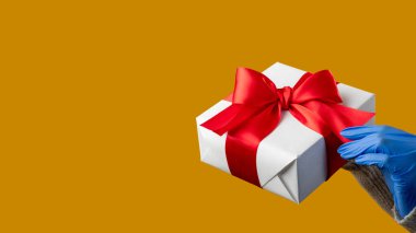 Hediye teslimatı mutlu sevgililer günü covid-19