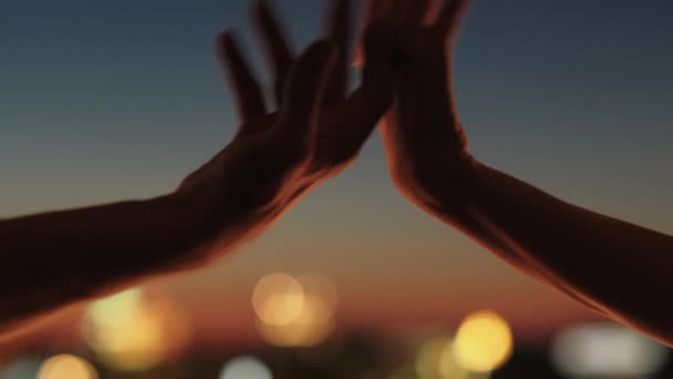 Romantis matahari terbenam laki-laki wanita tangan menari — Stok Video