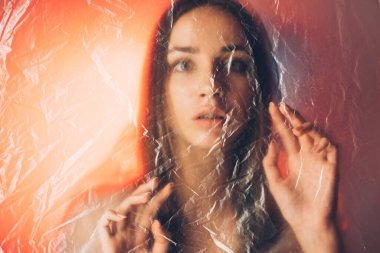 Pandemik kendini izole etme. Odaklanmış portre kadın.