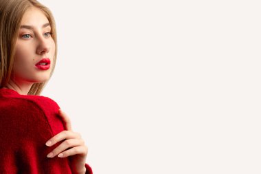 Güzel bayan model, parlak makyaj modası.