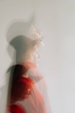 Odaklanmış kadın portresi sükunet zihni