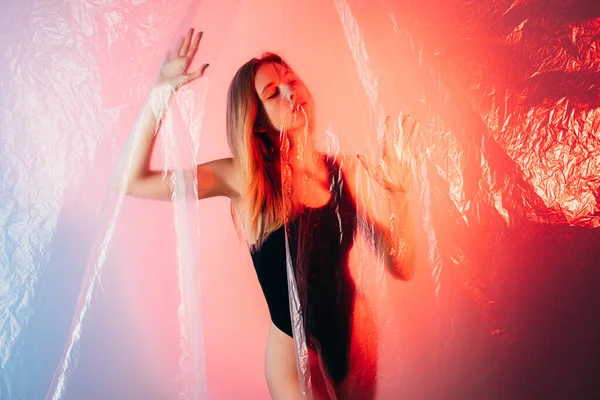 Neon lumina portret de sex feminin tandrețe femeie roșu — Fotografie, imagine de stoc