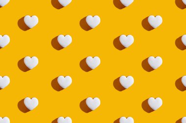 kalp desenli sarı pürüzsüz arka plan beyaz