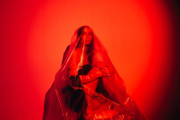 Κόκκινο πορτρέτο τέχνη πανδημία γυναίκα αυτο απομόνωση — Φωτογραφία Αρχείου