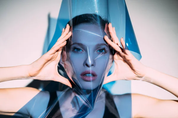Moda arte beleza retrato mulher rosto azul filtro — Fotografia de Stock