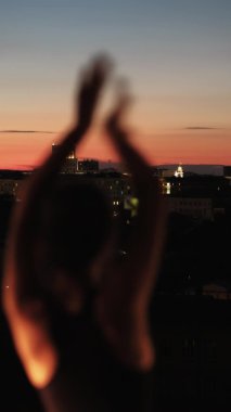 Sakinleştirici alıştırma. Dans eden kadın günbatımı.