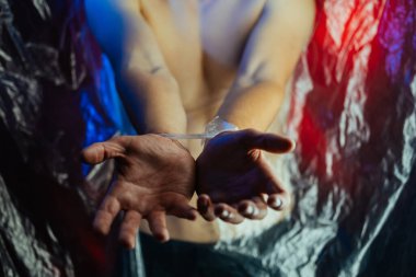 Erkek kölelik, işçi erkek rehine, elleri bağlı.