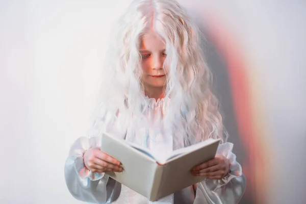 Çocuk masalı zamanı Sarışın kız açık kitap zamanı — Stok fotoğraf