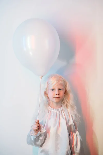 Cumpleaños niño retrato rubia chica blanco globo —  Fotos de Stock