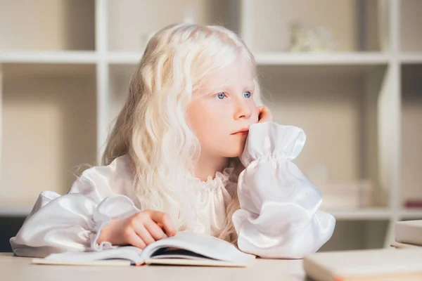 Thuis leren kind zelf-isolatie verveeld meisje boek — Stockfoto