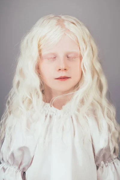 Dulce niña ángel inocencia albino rubia —  Fotos de Stock