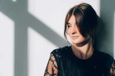 Şık bir parti. Kadın portresi güzelliği modası.