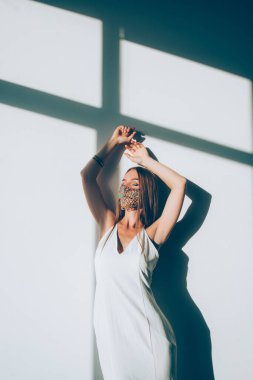 Salgın stili kadın zarif güzelliğine bakın.