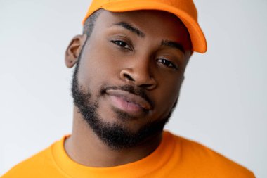 Dost canlısı, renkli, barışçıl insanlar.