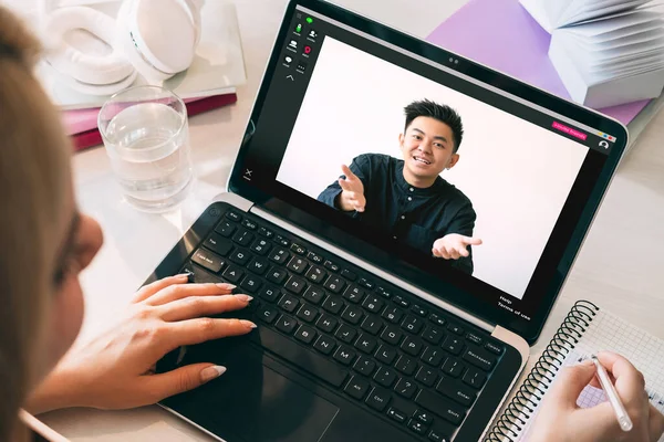 Vidéo conférence web chat asiatique collègue ordinateur portable — Photo