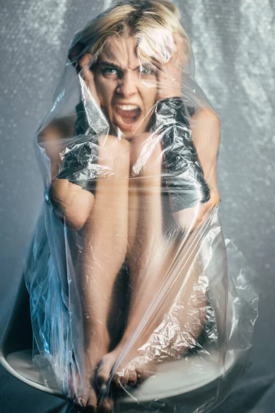 Kapana kısılmış kadın portresi panik atak — Stok fotoğraf