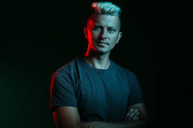 Erkek sağlığı neon ışıklı portre spor koçu Dark