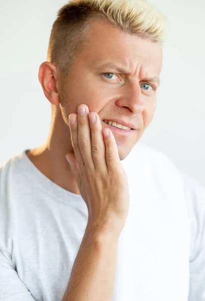 Чоловічий догляд за обличчям після гоління шкіри зволожуючий чоловік — стокове фото