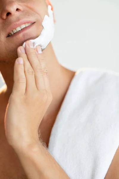 Hombre afeitado macho aseo aplicando espuma cara mano —  Fotos de Stock