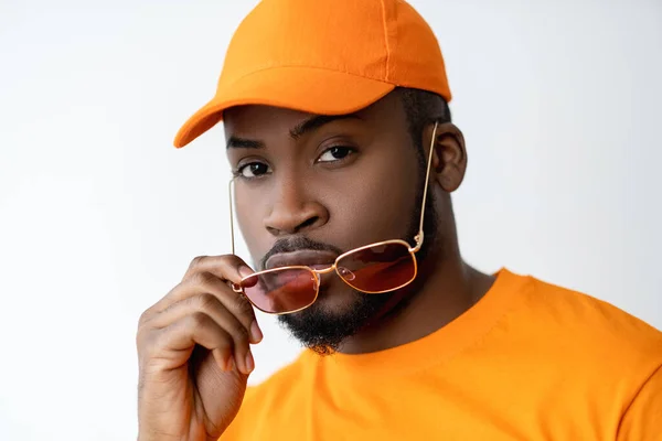 Brillenmode afrikanischer Mann orange Sonnenbrille — Stockfoto