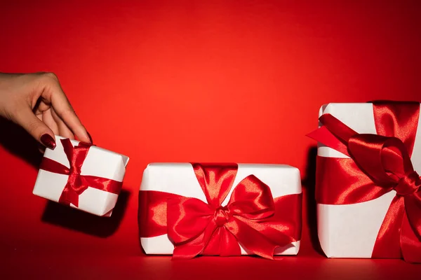 Vacanza sorpresa donne giorno regalo mano scatola regalo — Foto Stock