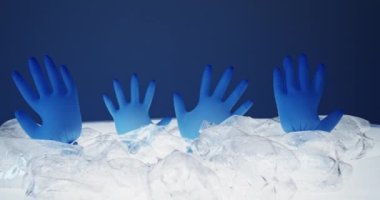 Deniz kirliliği, eldivenler plastik şişeler.