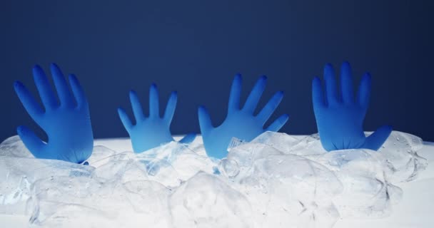 Znečištění moře ruční rukavice plastové láhve hromada — Stock video