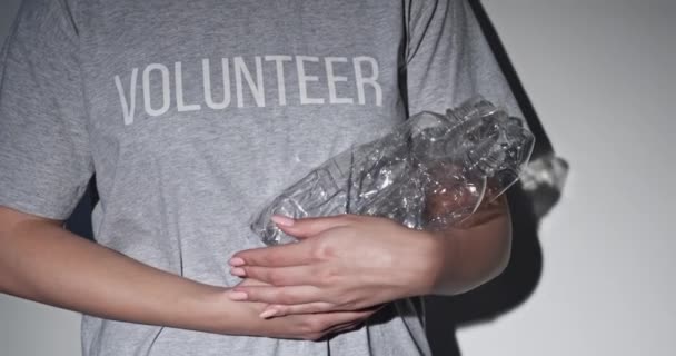 Reciclaje de plástico cero residuos botellas voluntarias — Vídeos de Stock