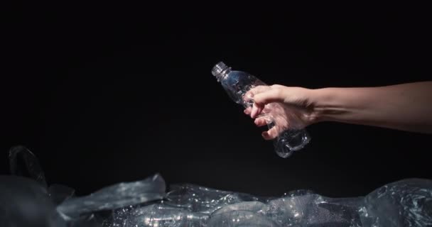 Riduzione rifiuti plastica riciclaggio bottiglia usata a mano — Video Stock