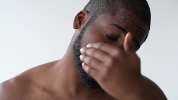 Hombre cuidado de la piel macho aseo africano chico cara barba — Vídeo de stock