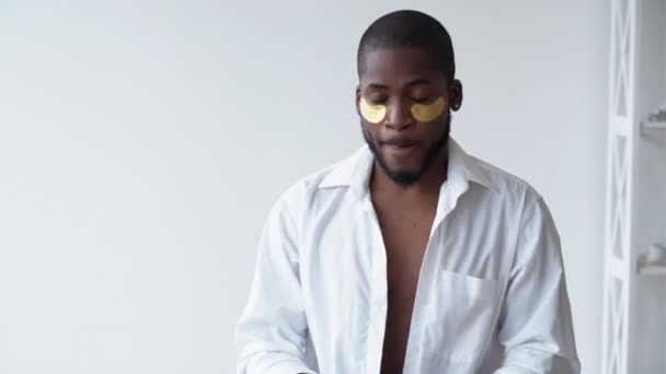 Metroseksualny styl życia dom skóra opieka afrykański mężczyzna — Wideo stockowe