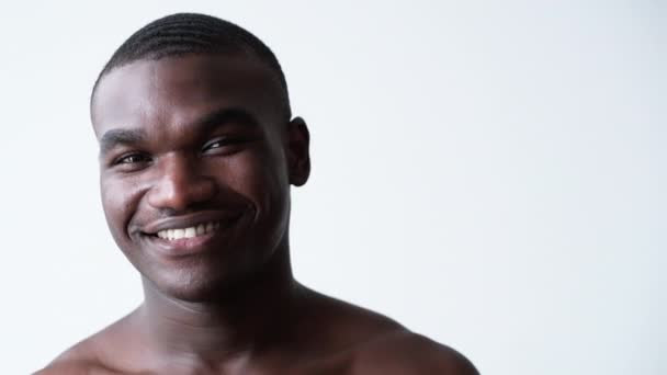 Hombre africano retrato negro vidas materia alegre — Vídeo de stock