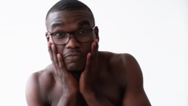 Pozytywny styl życia człowiek skóra opieka szczęśliwy Afryki facet — Wideo stockowe