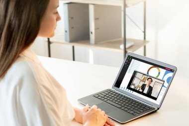 İnternet konferansı sunumu çalışan dizüstü bilgisayarı