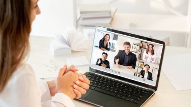 Video çağrısı sanal toplantı takımı laptop ev ofisi