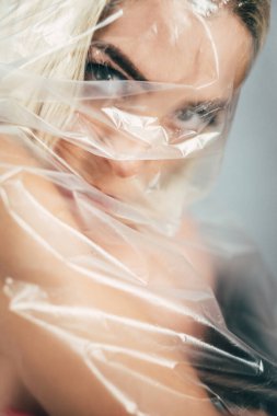 Korkmuş kadın, resim zorbalığının dikkatini dağıttı.