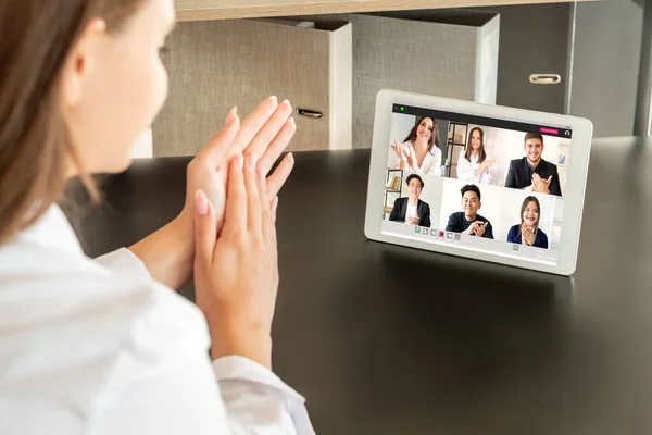 Vídeo conferência tablet grupo de trabalho em equipe bem sucedido — Fotografia de Stock