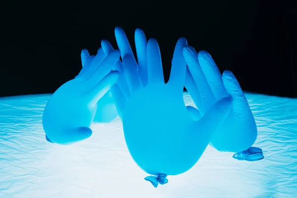 Covid-19 sanat küresel salgın mavi eldivenler patladı — Stok fotoğraf