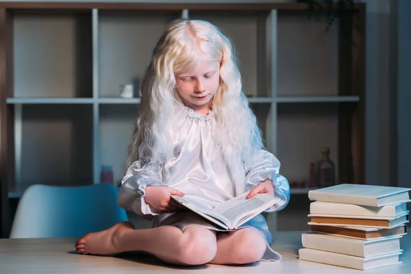 Kind onderwijs lezen hobby blond meisje boek — Stockfoto