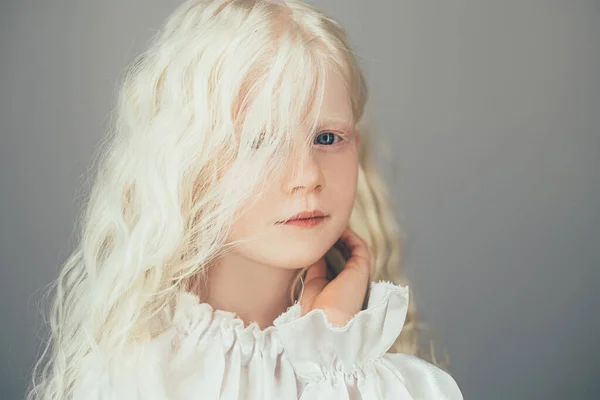 Tatlı çocuk portresi. Doğal güzellik. Tatlı albino kız. — Stok fotoğraf
