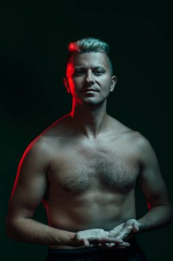 Erkek dayanıklılığı neon ışıklı, vücut geliştiren koyu renk.