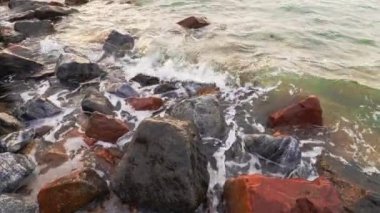 Deniz dalgası arka planda berrak su köpüğü kayaları