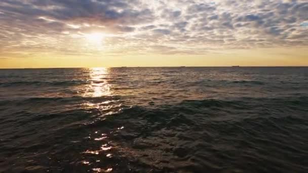 Přímořské pozadí západ slunce panorama vlnitá voda mrak — Stock video