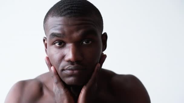 Mannelijke verzorging gezichtsverzorging Afrikaanse man gladde huid — Stockvideo