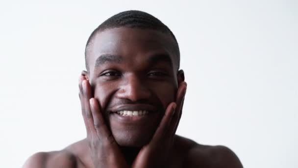 男性のスキンケア顔保湿幸せなアフリカの男 — ストック動画