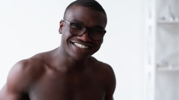 Zabawa rano mężczyzna pielęgnacja zabawny Afryki człowiek twarz — Wideo stockowe