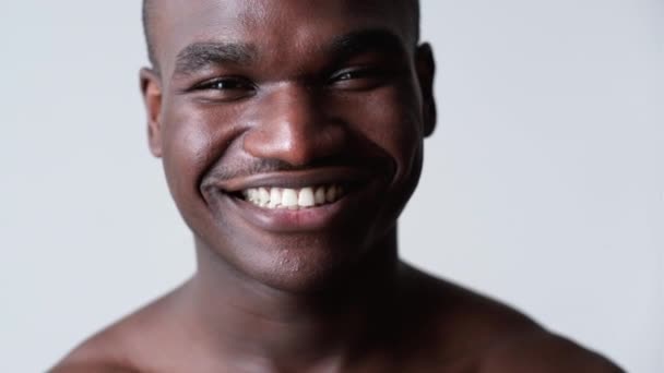 Afryki człowiek portret czarny życie znaczenie uśmiech — Wideo stockowe
