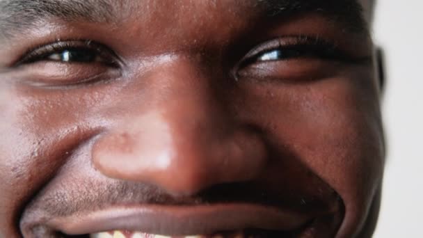 Cara de cuidado de la piel masculina limpieza hombre africano feliz — Vídeos de Stock