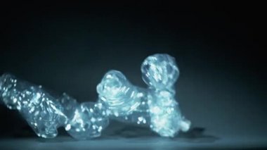Plastik atıklar doğayı kurtarır kullanılmış şişe çöplüğü